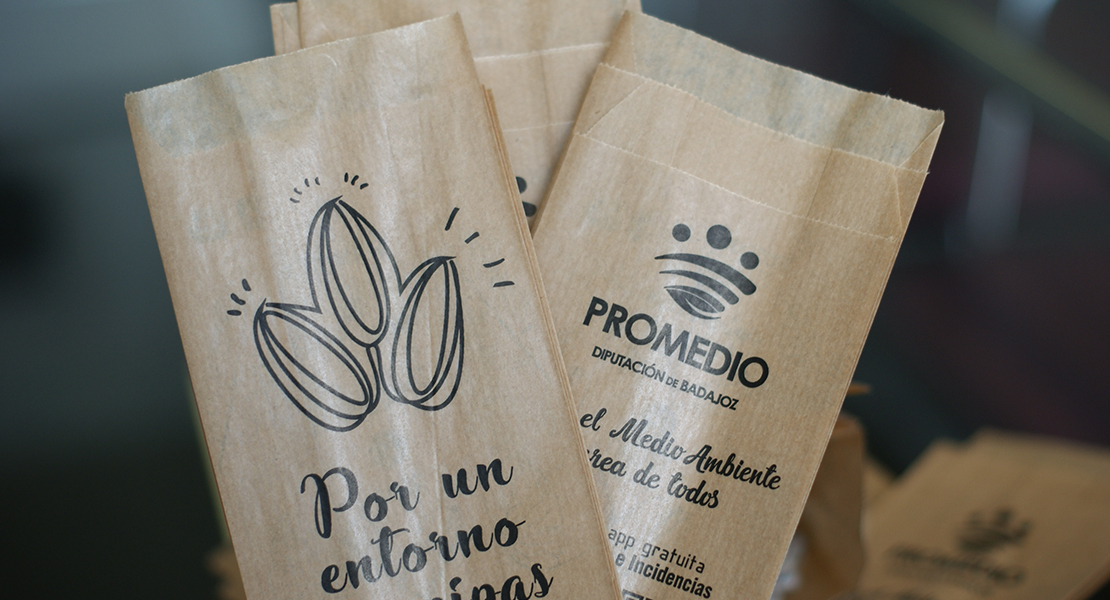 Distribuidas 27.500 ‘pipaleras’ para tirar las cáscaras de pipas en Semana Santa Distribuidas 27.500 ‘pipaleras’ para tirar las cáscaras de pipas en Semana Santa