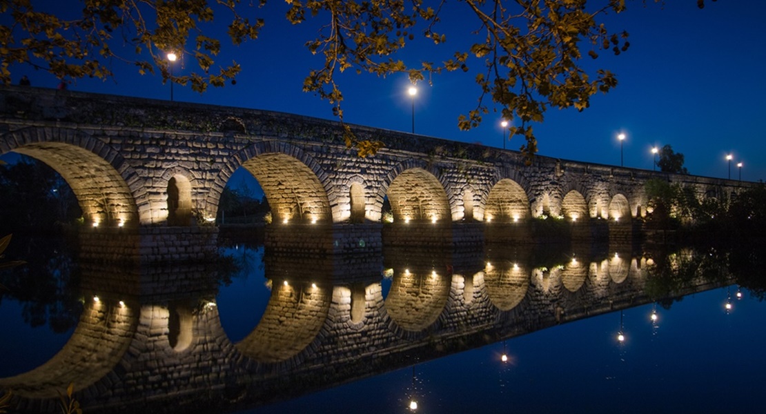 Comienza a instalarse la ilumunación artística del puente romano
