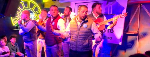Una murga canta una copla de carnaval al nuevo concejal de Ferias y Fiestas de Badajoz