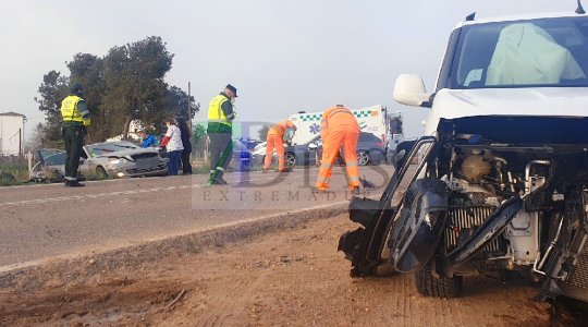 Un violento choque deja dos heridos en la EX-209