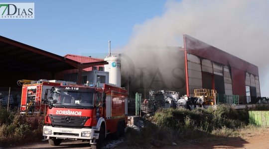 Gran incendio en una planta de residuos de Lobón (BA)