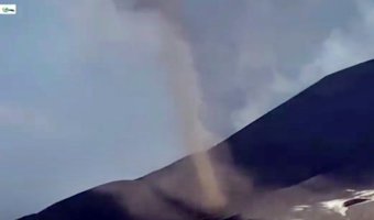 Imagen curiosa de una tolvanera en el volcán Cumbre Vieja