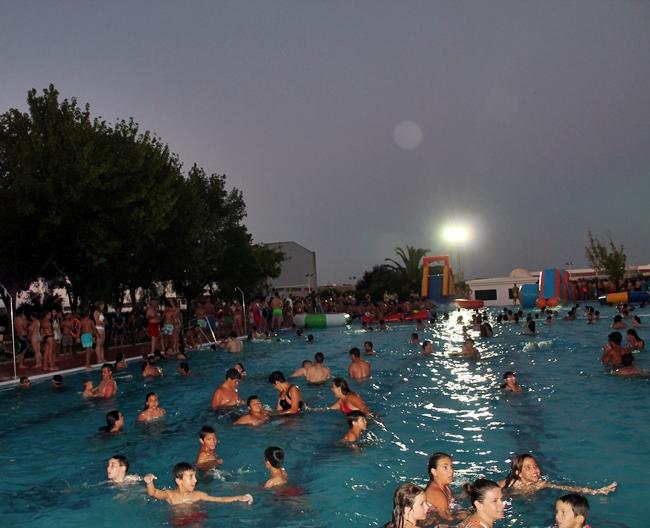Los oliventinos acogen con éxito la apertura nocturna de la piscina