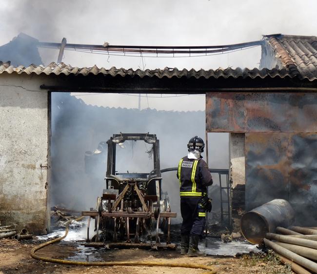 Se incendia una nave en la Carretera de Caya en Badajoz
