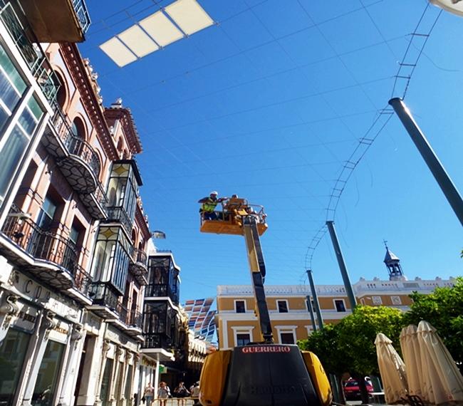 Comienzan a instalar los toldos en la Plaza de España