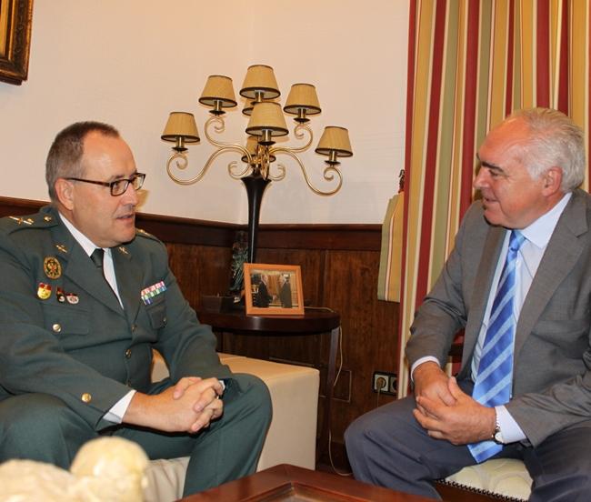 Despedida entre el alcalde de Mérida y el general de Brigada Ramón Rueda