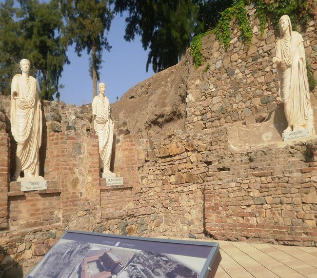 Augusto preside la renovada Aula Sacra del Teatro Romano