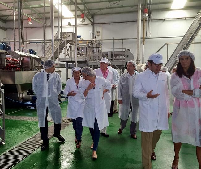 La vicepresidenta se reúne con el Consejo Rector de Tomates del Guadiana