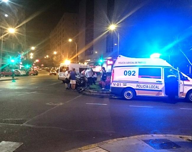 Un ciclista arrolla a un motorista frente a El Corte Inglés