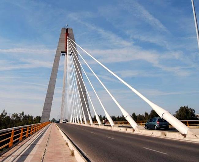 Detenido por circular en ‘zig zag’ por el Puente Real
