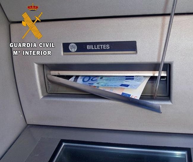 Dos detenidos por 55 robos en cajeros automáticos mediante ‘Cash Trapping’