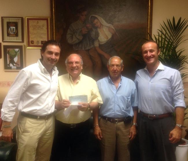 Cáritas Almendralejo recibe un cheque del Ayuntamiento