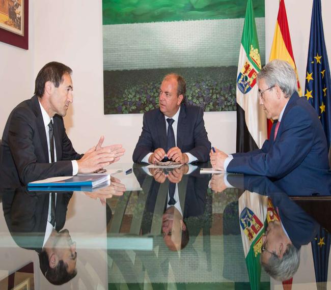 Junta y Liberbank firman un convenio para fomentar la actividad económica