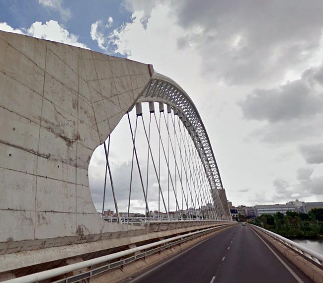 Sustituyen  las juntas de dilatación del puente Lusitania de Mérida