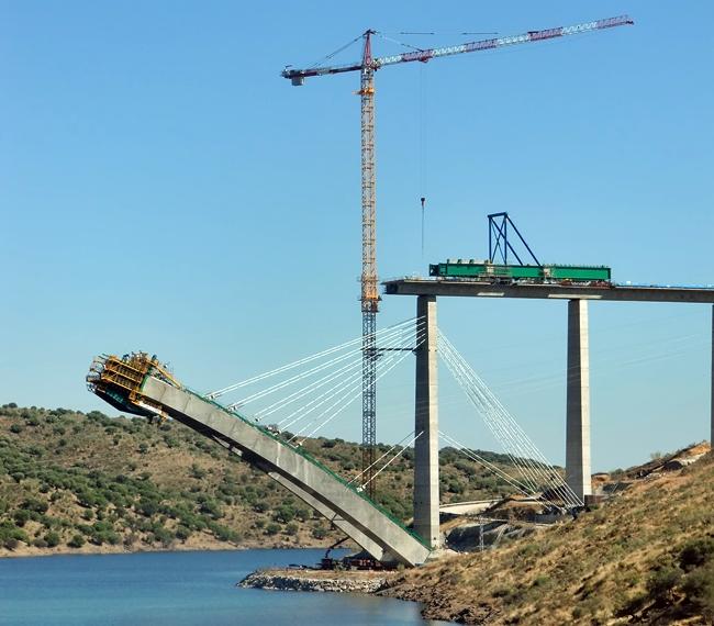 Izan una torre de atirantamiento en el viaducto del AVE sobre el río Almonte