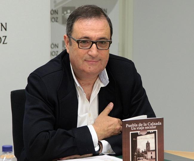 Presentan un libro sobre la historia de Puebla de la Calzada