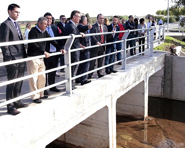 Nuevo puente sobre el arroyo del Valle, en Torre de Miguel Sesmero   
