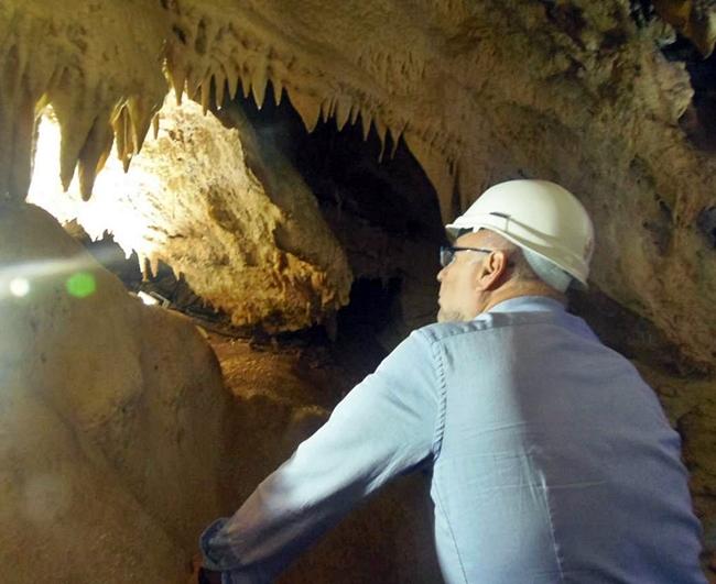 Inauguran la sala del castillo en las Cuevas de Fuentes de León