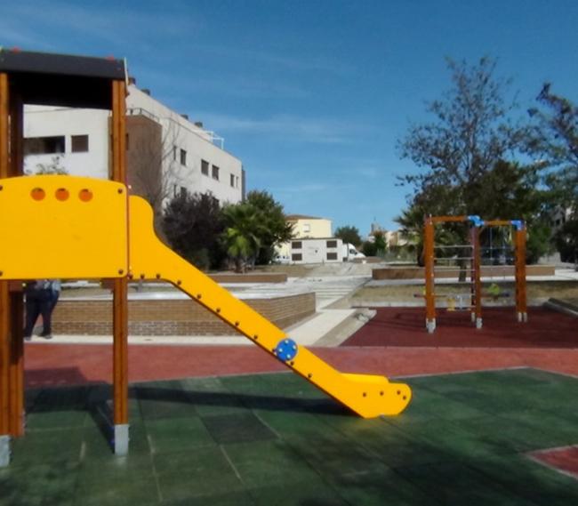 Zafra inaugura dos nuevos parques infantiles 