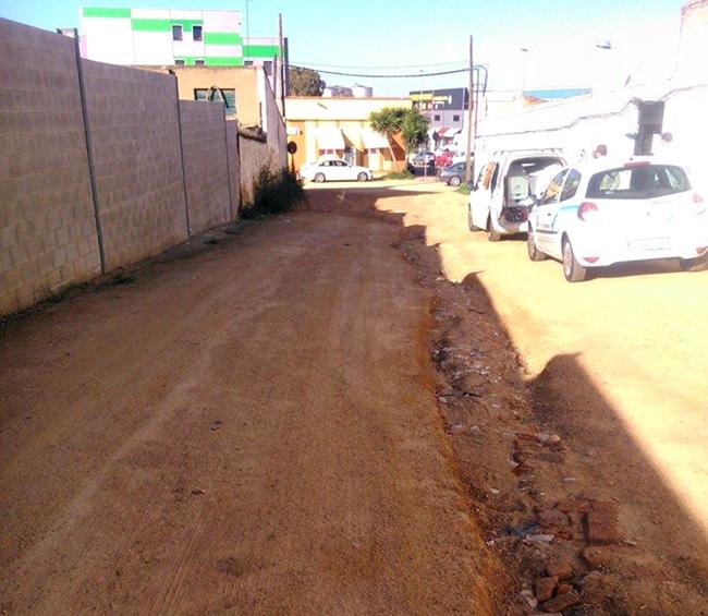 Vecinos de Almendralejo piden el asfaltado de la calle Tajo