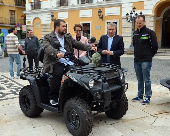 El ganador de un quad en Feciex recibe su premio en Badajoz