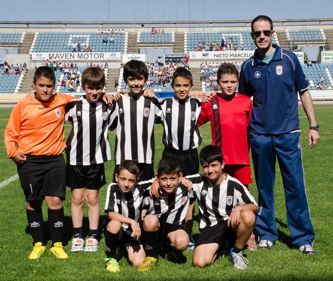 Los jugadores del CD Badajoz apadrinan al fútbol base blanquinegro