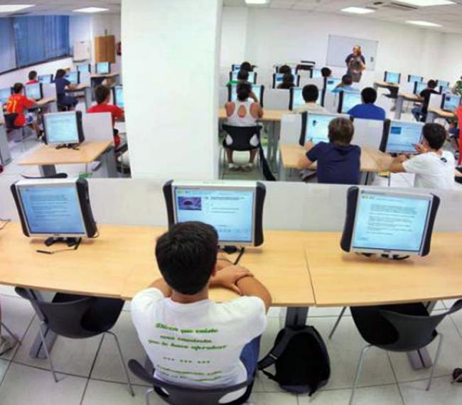 Implantado en Cáceres el examen teórico de conducir por ordenador
