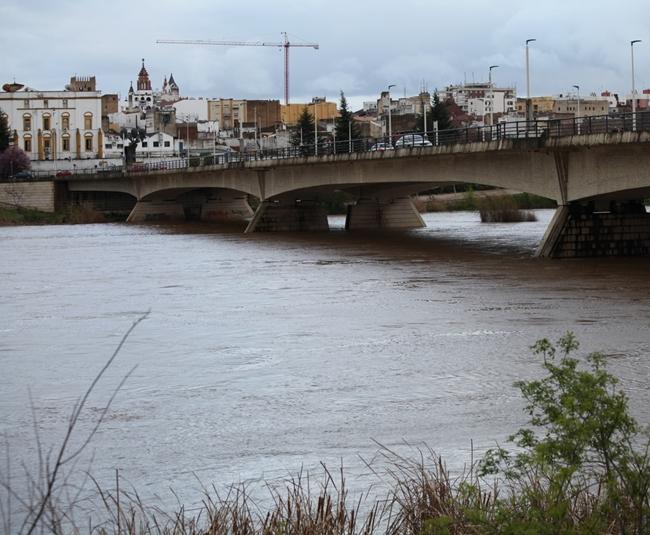 Las generosas lluvias hacen crecer el cauce del Guadiana en Badajoz