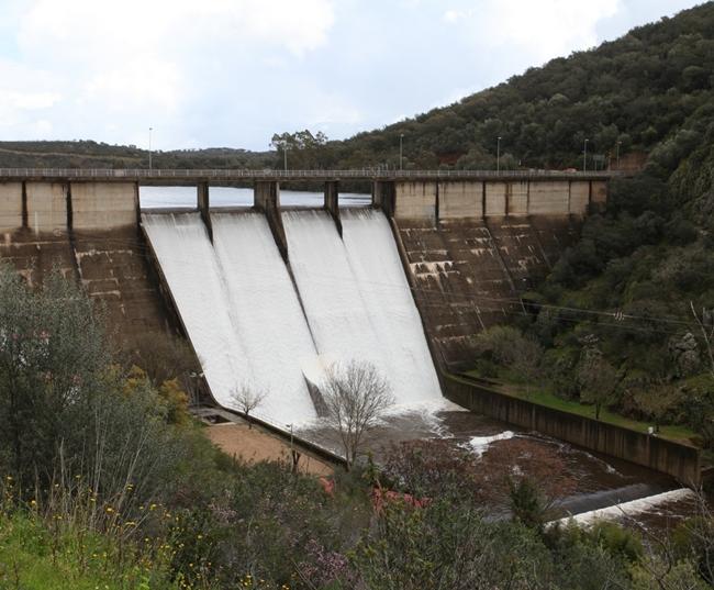 La presa de Villar del Rey comienza a desembalsar 