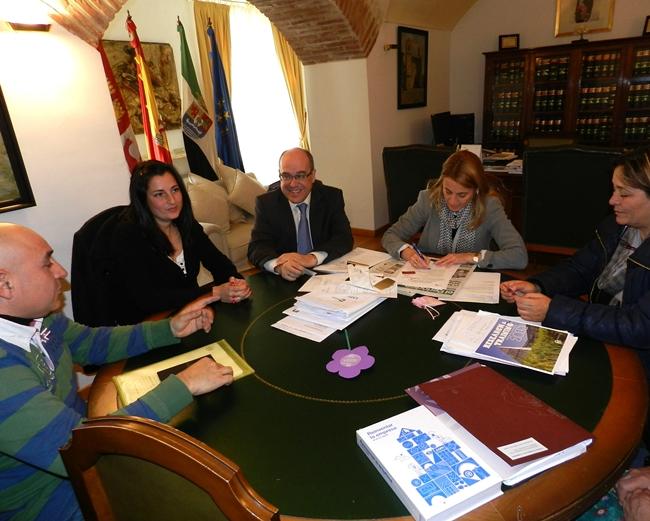 La alcaldesa de Cáceres se interesa por el servicio de limpieza en el CEFOT