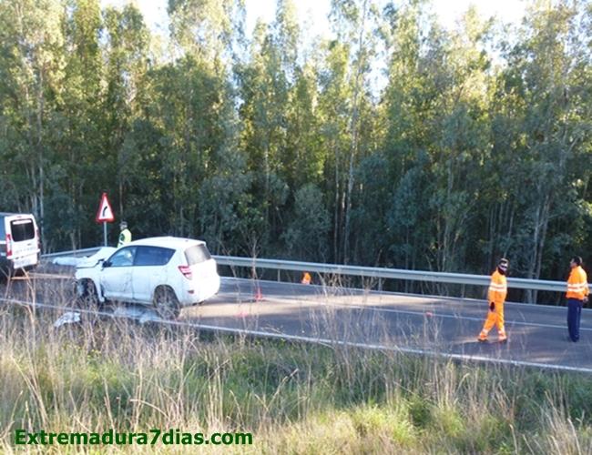 Dos fallecidos y tres heridos en un accidente entre Sagrajas y Novelda