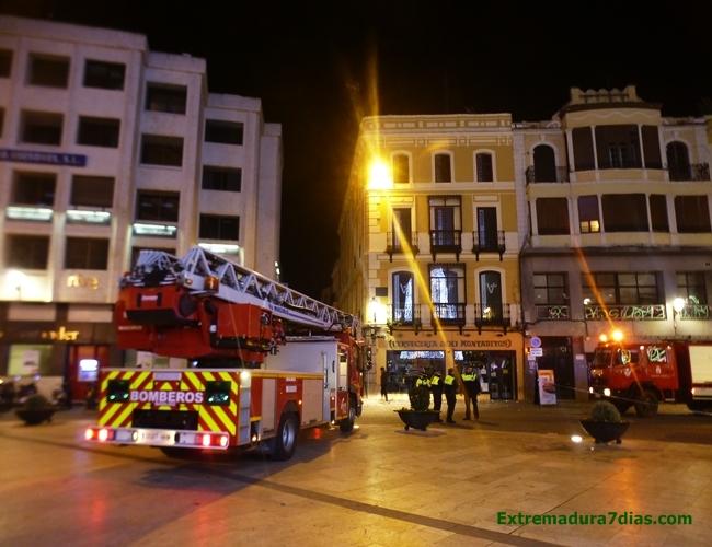  Incendio en el edificio de la cervecería 100 Montaditos de la Plaza España