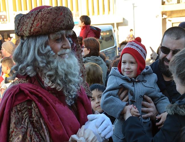 Miles de niños disfrutan de la llegada de los Reyes Magos de Oriente a Badajoz