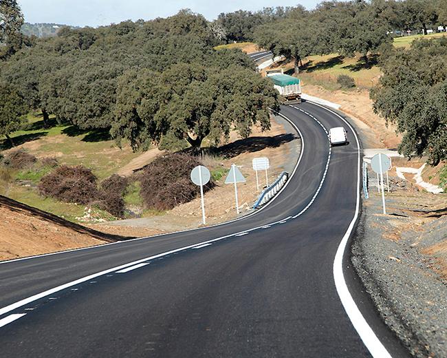 Mejorada la carretera que une Pallares y Hoya de Santa María