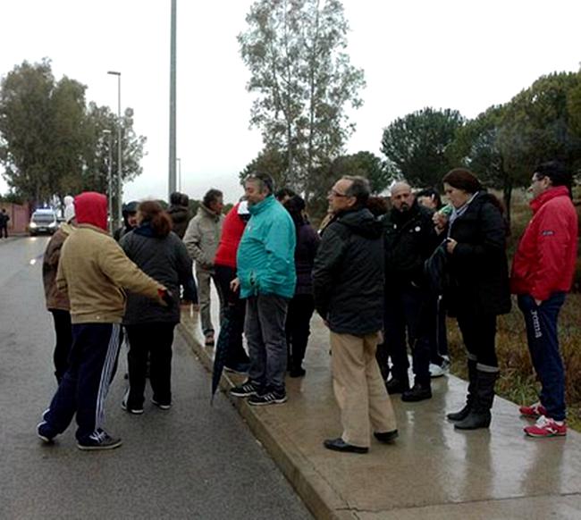 Una tercera familia se suma a la protesta frente a la casa de Monago