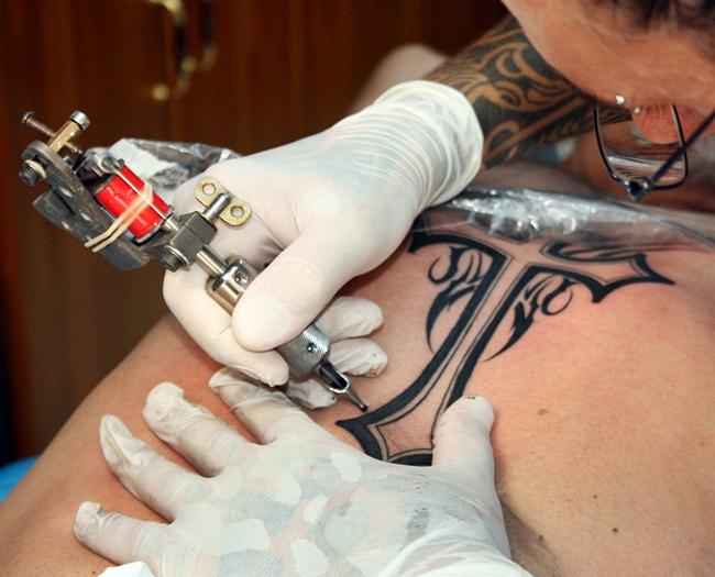El SES recuerda los riesgos de hacerse un tatuaje