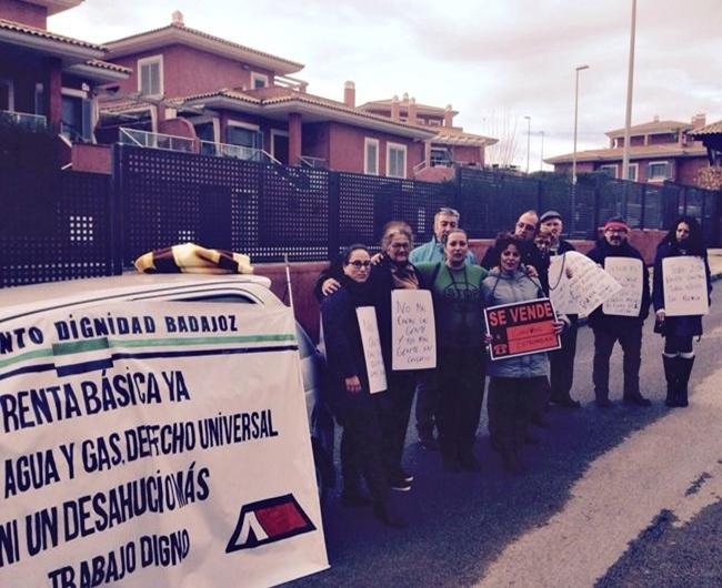 Siete familias desahuciadas duermen ya a las puertas de Monago