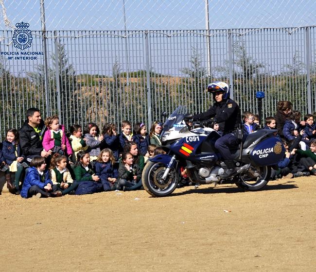 La Policía Nacional visita el Colegio Ruta de la Plata de Almendralejo