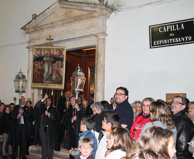 La lluvia sorprende a la Misericordia de Olivenza en su salida 
