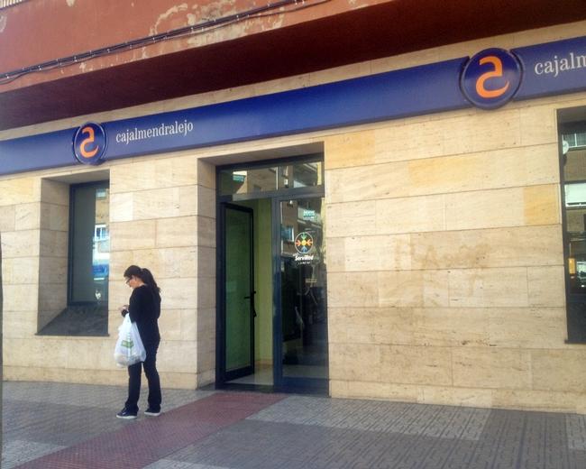 Intentan robar en una sucursal de Badajoz con una pistola simulada