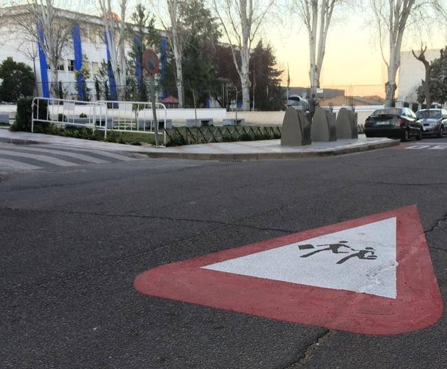 Don Benito mejora la señalización de tráfico en las zonas escolares