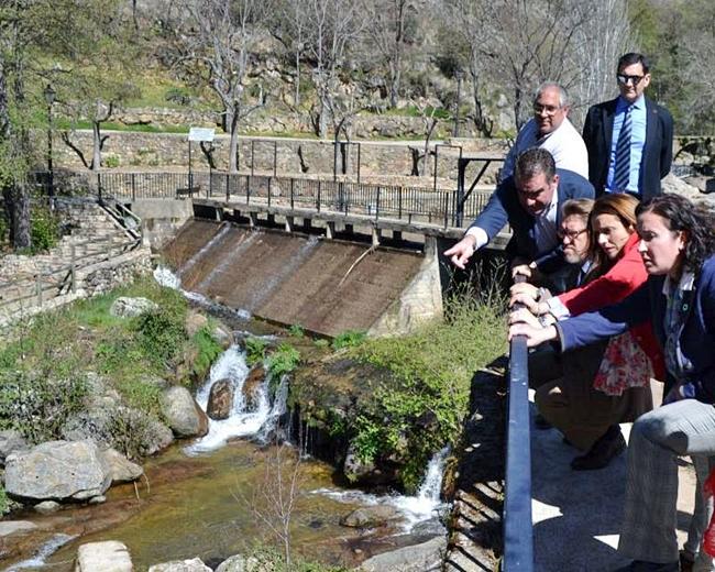 Harán más atractivo el entorno de la piscina natural de Casas del Monte