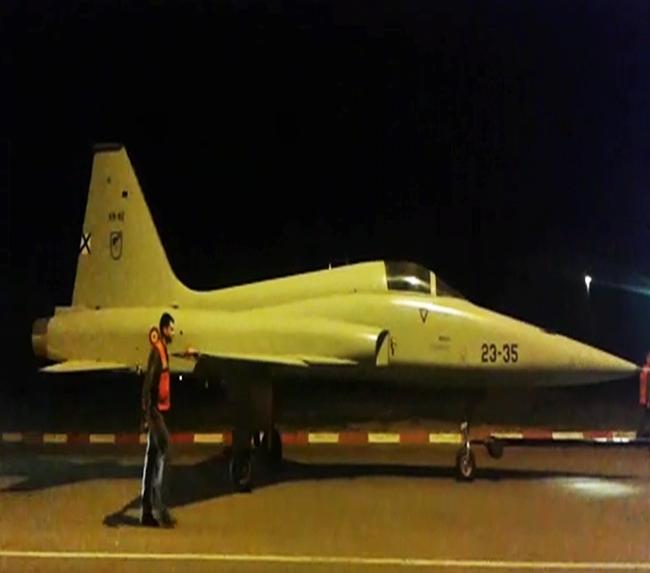 Trasladan un avión F5 para ubicarlo en una rotonda de Badajoz