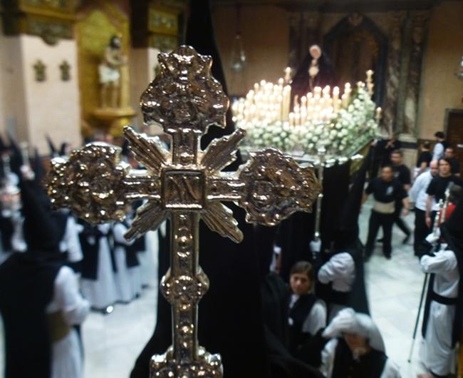 La Virgen de la Soledad recorre el Casco Antiguo de luto
