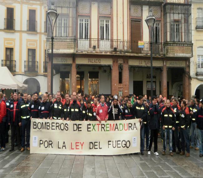 Bomberos extremeños piden una Ley del Fuego que unifique criterios