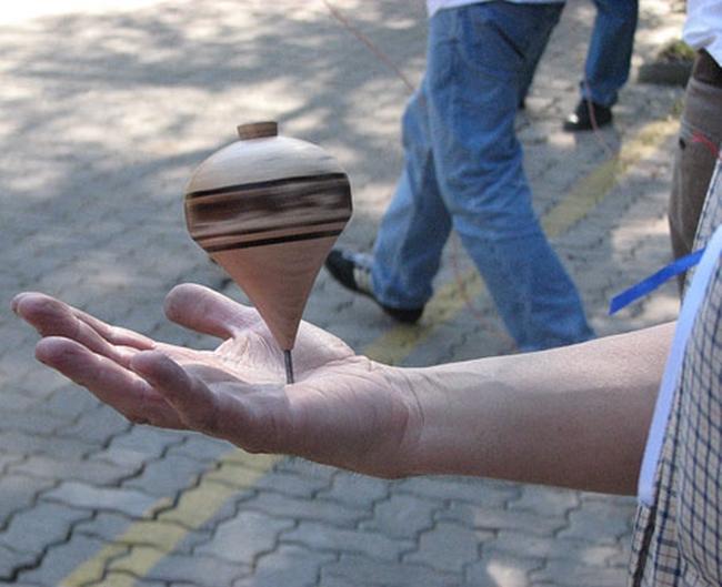 Cáceres acoge un curioso campeonato de peonza
