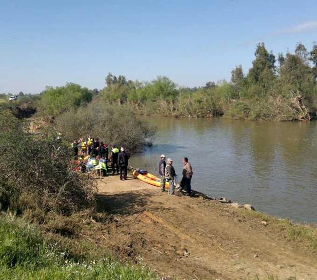 Un hombre muere al intentar salvar la vida a dos piragüistas en el azud