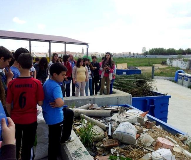 Un centenar de estudiantes visitan el Punto Limpio y la depuradora de Llerena