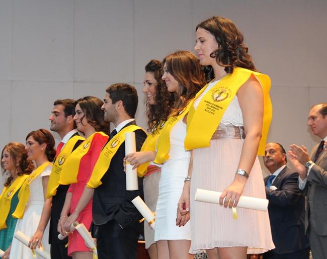Carrón asiste en Badajoz a la graduación de alumnos de Medicina