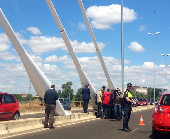 Sustituyen uno de los tirantes del Puente Real de Badajoz